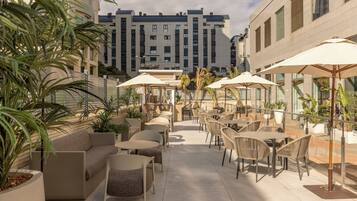 Bar junto a la piscina