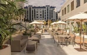 Poolside bar - Hotel ILUNION Valencia 4 (Valencia)