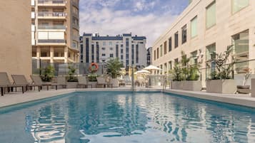 Una piscina al aire libre de temporada (de 11:30 a 18:00), tumbonas