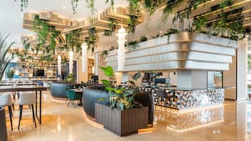 Lobbylounge, uitzicht op het zwembad, dagelijks geopend