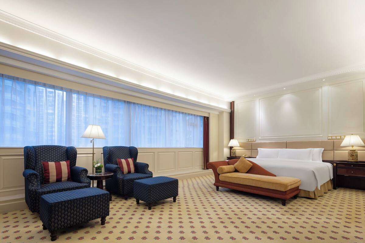 Studio Suite Junior, 1 Tempat Tidur King (Living and Dining Areas) | Seprai premium, selimut bulu angsa, brankas, dan meja kerja