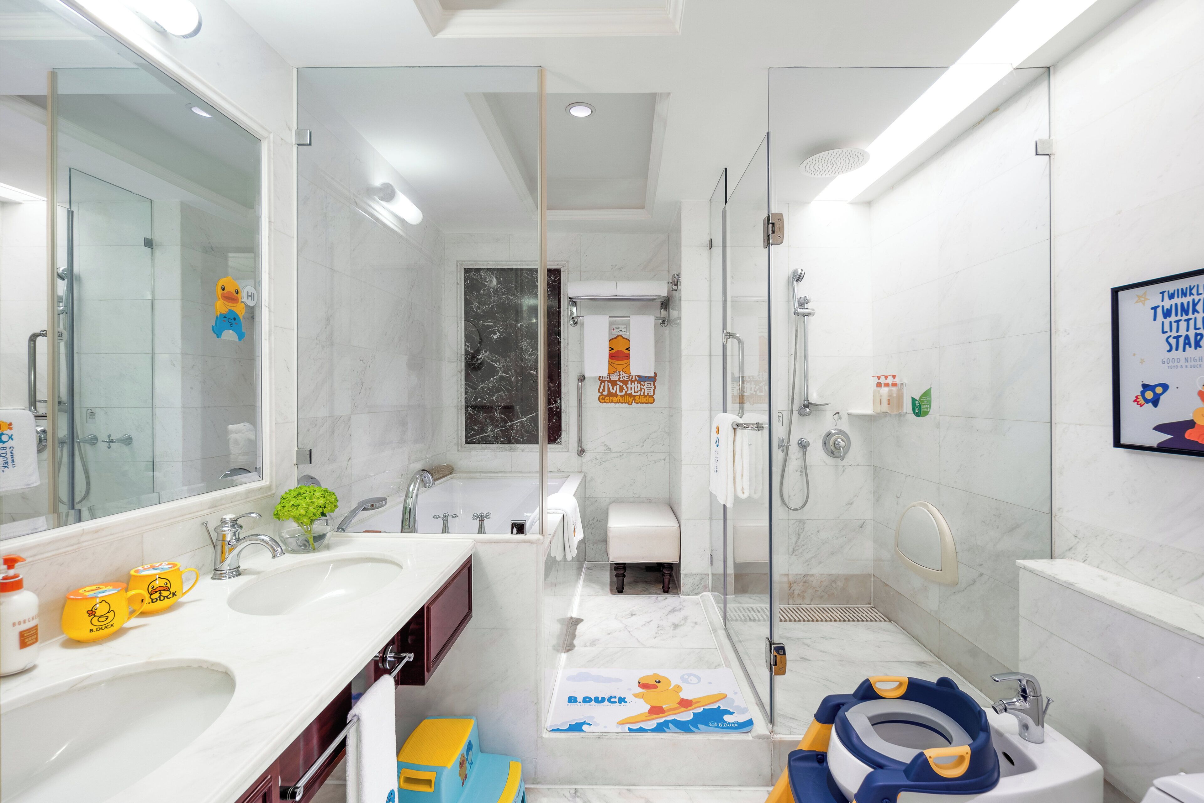 Un baño moderno con cabina de ducha de vidrio, una bañera y un espejo grande.