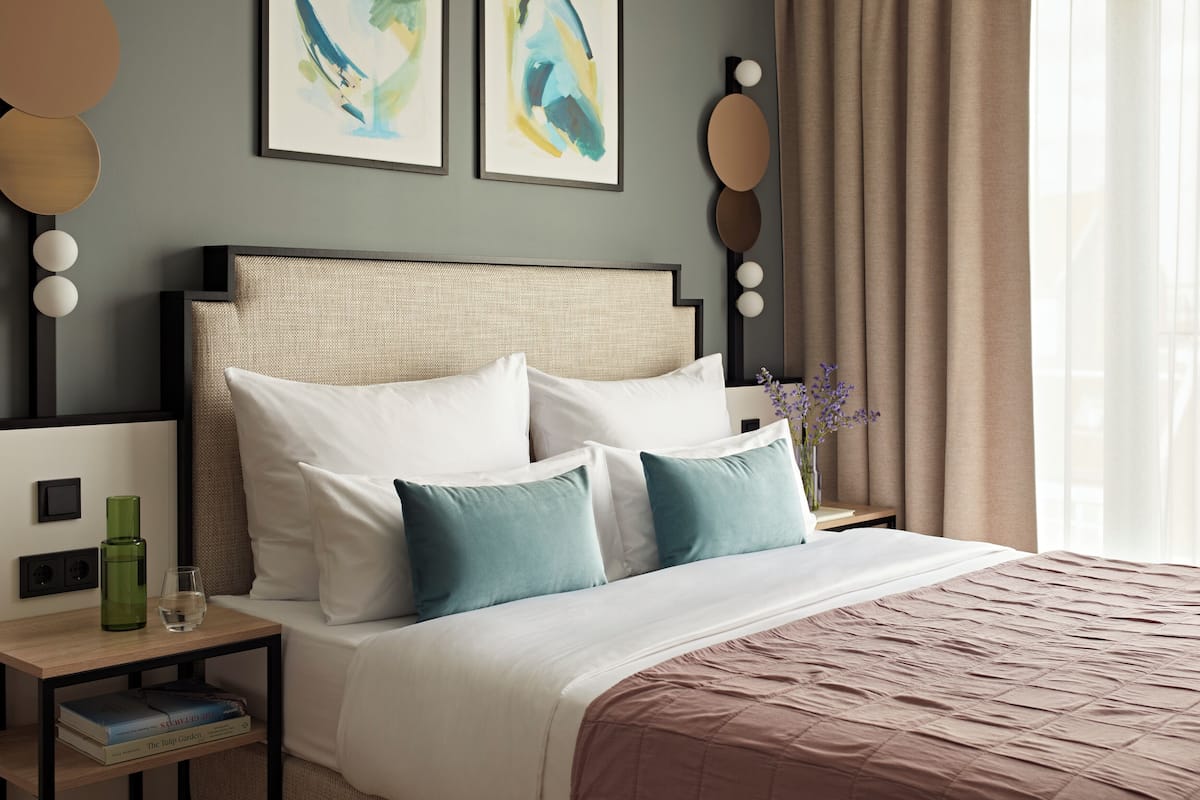 Suíte standard | 1 quarto, roupas de cama premium, edredons de pluma, cofres nos quartos