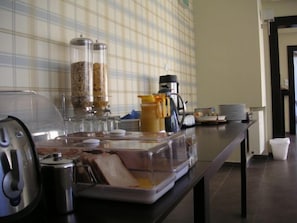 Desayuno buffet (EUR 5 por persona) 