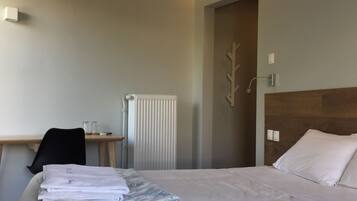 Una cassaforte in camera, una scrivania, tende oscuranti