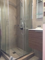 Shower, rainfall showerhead, free toiletries, hair dryer