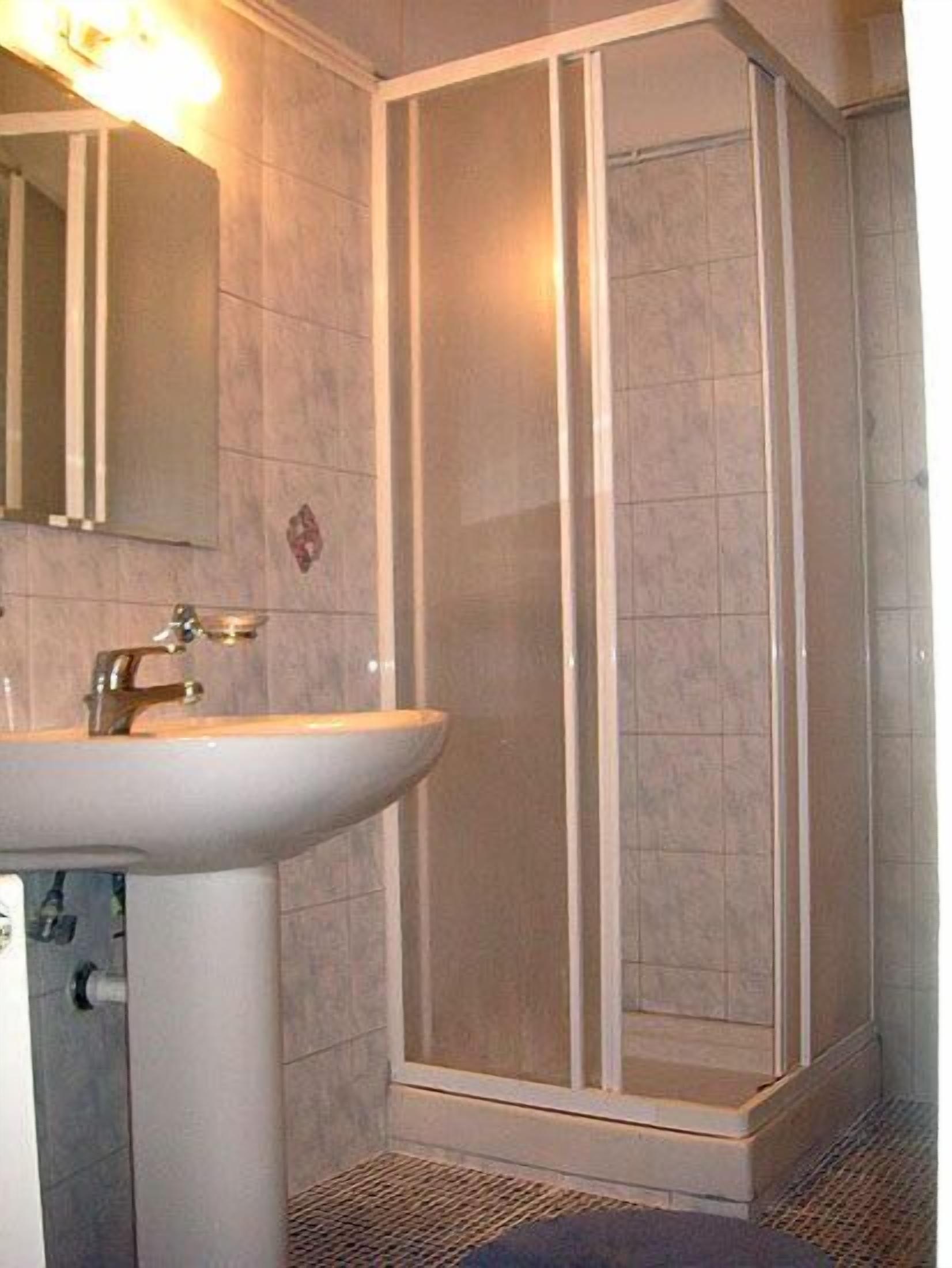 shower, rainfall showerhead, free toiletries, hair dryer