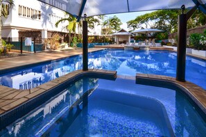 Outdoor pool, pool loungers - BeachView Apartments at Villa Paradiso (Palm Cove)