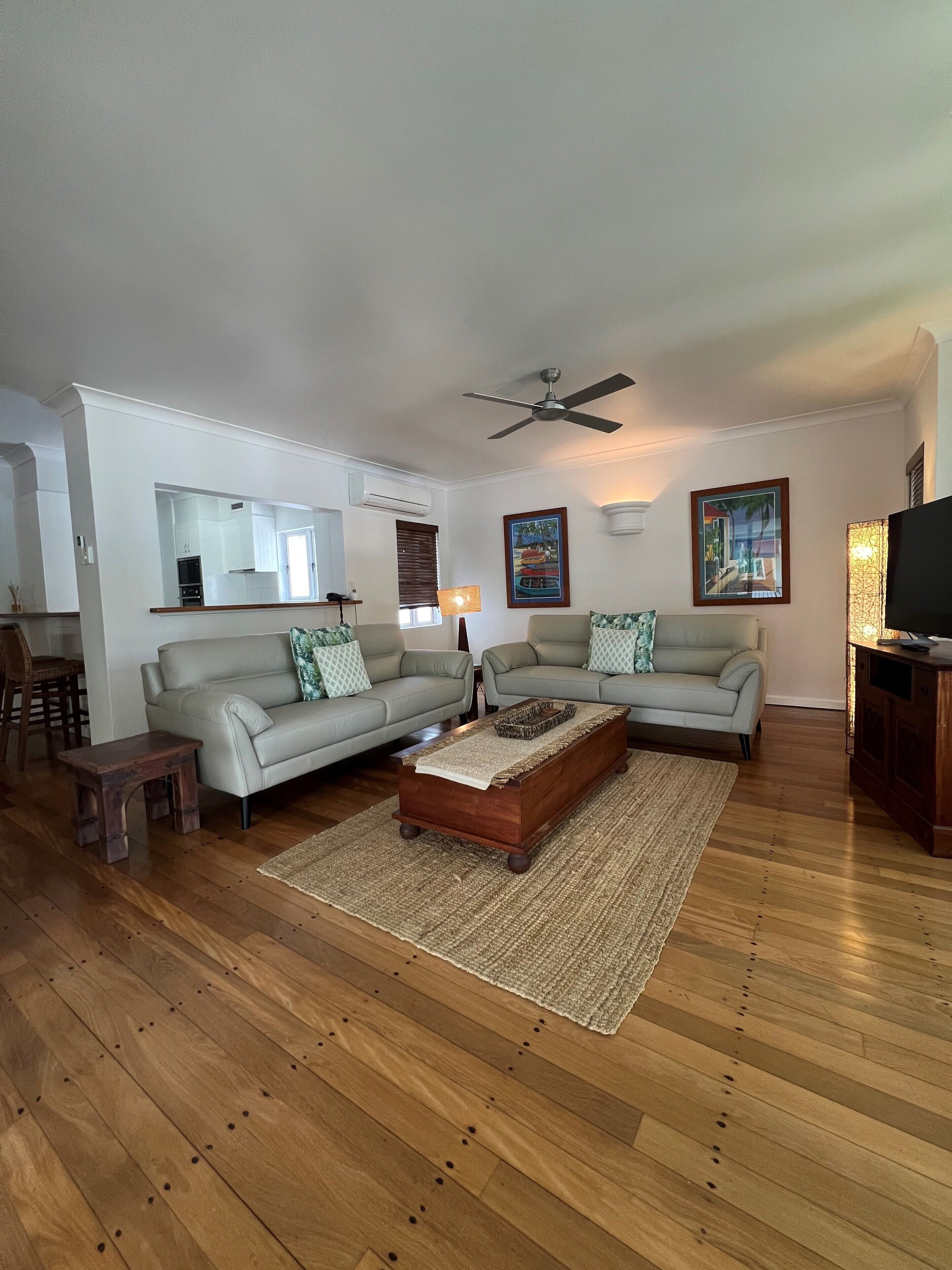 Appartamento familiare, 3 camere da letto, vista spiaggia | Area soggiorno | TV LCD 38 pollici con canali satellitari, TV