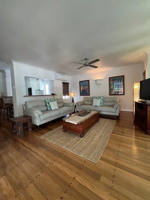 3 Bedroom Beachview | Living area