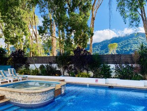 Una piscina al aire libre, tumbonas