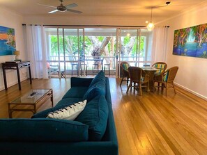 2 Bedroom Beachview | Living area