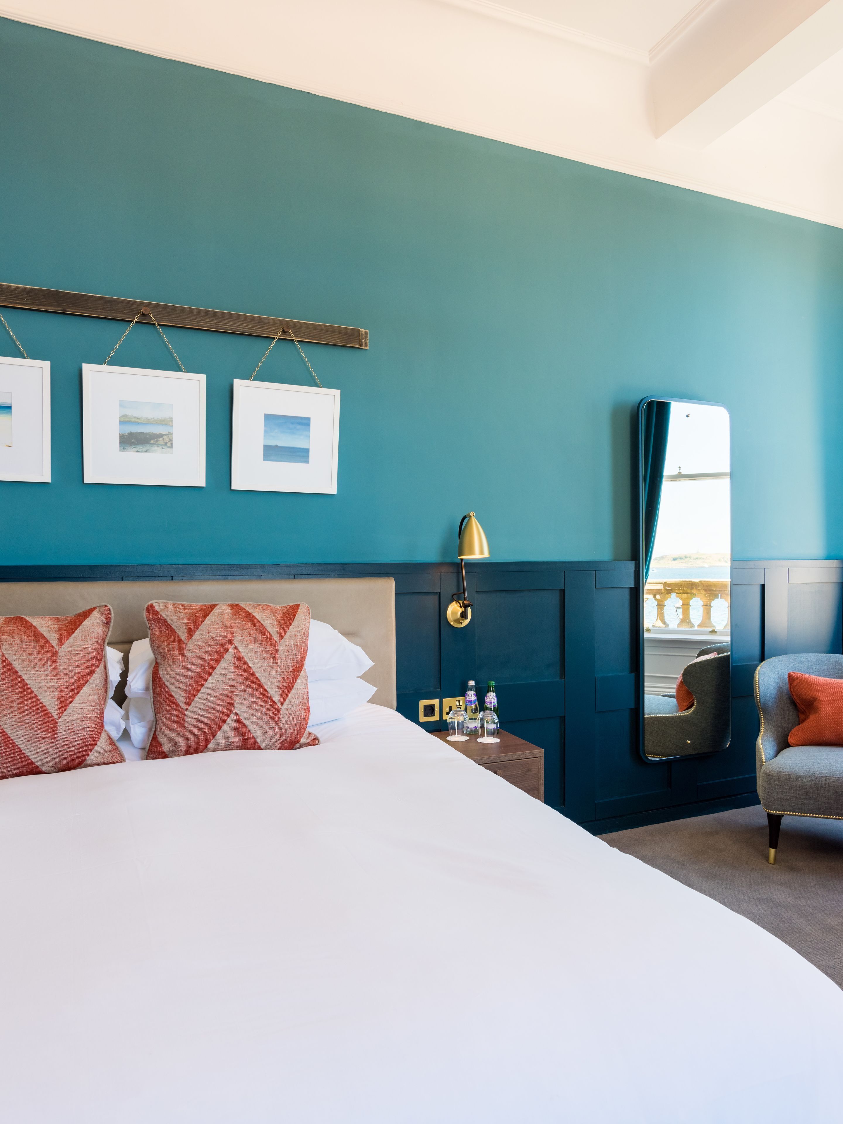 Egyptian cotton sheets, premium bedding, pillowtop beds, desk