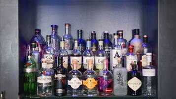 Zona de bar con estantes llenos de botellas de licores.