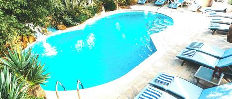 室內游泳池和季節性室外游泳池,提供日光浴躺椅