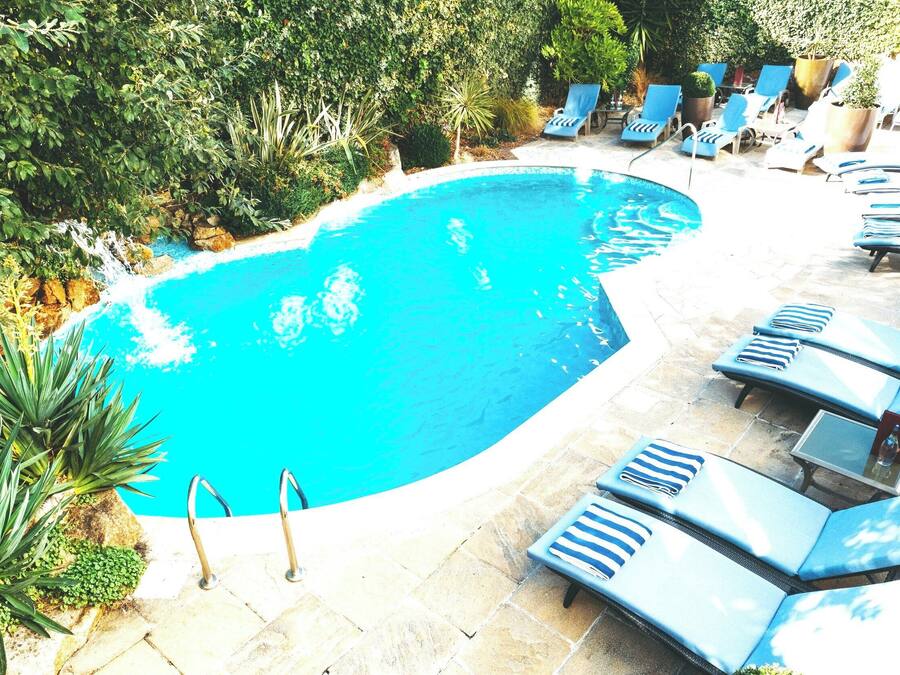 Una piscina techada, una piscina al aire libre de temporada