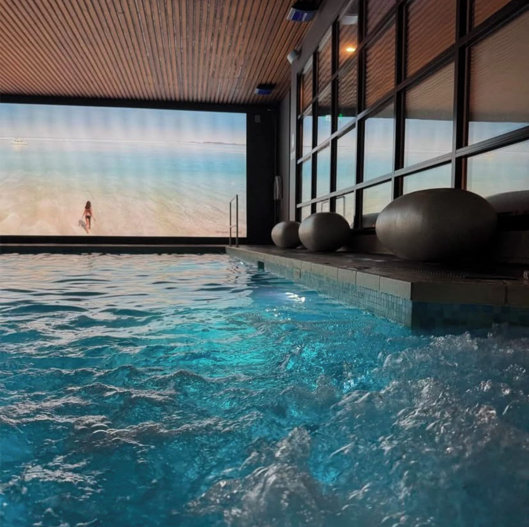 Indoor pool, seasonal outdoor pool, pool loungers