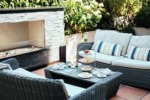 供應午餐及晚餐