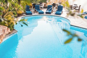 室內泳池、季節性室外泳池；躺椅