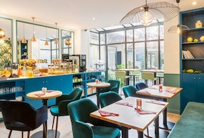 Desayuno buffet diario (EUR 14 por persona)