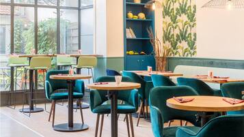 بوفيه فطور يوميًا بتكلفة قدرها (14 EUR للشخص)