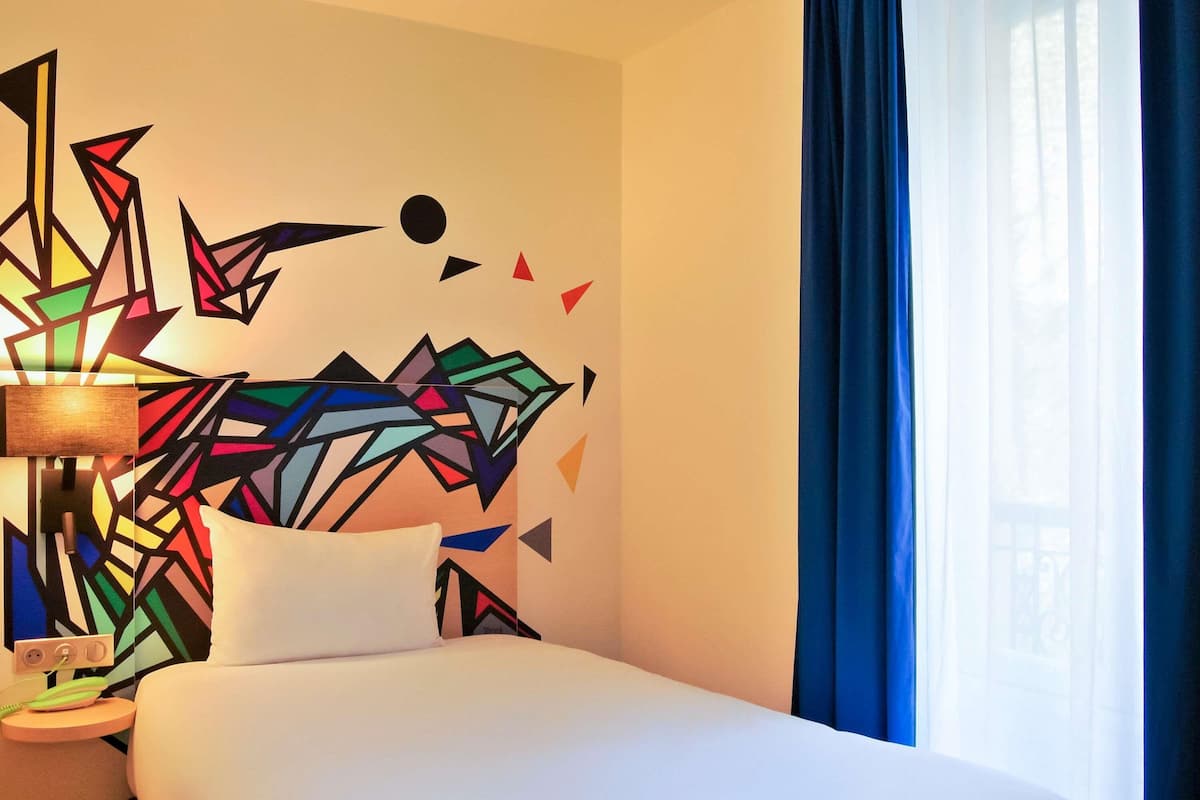Chambre Standard, 1 lit jumeau | Coffre-fort, bureau, rideaux dâobscurcissement, systĂšme dâinsonorisation
