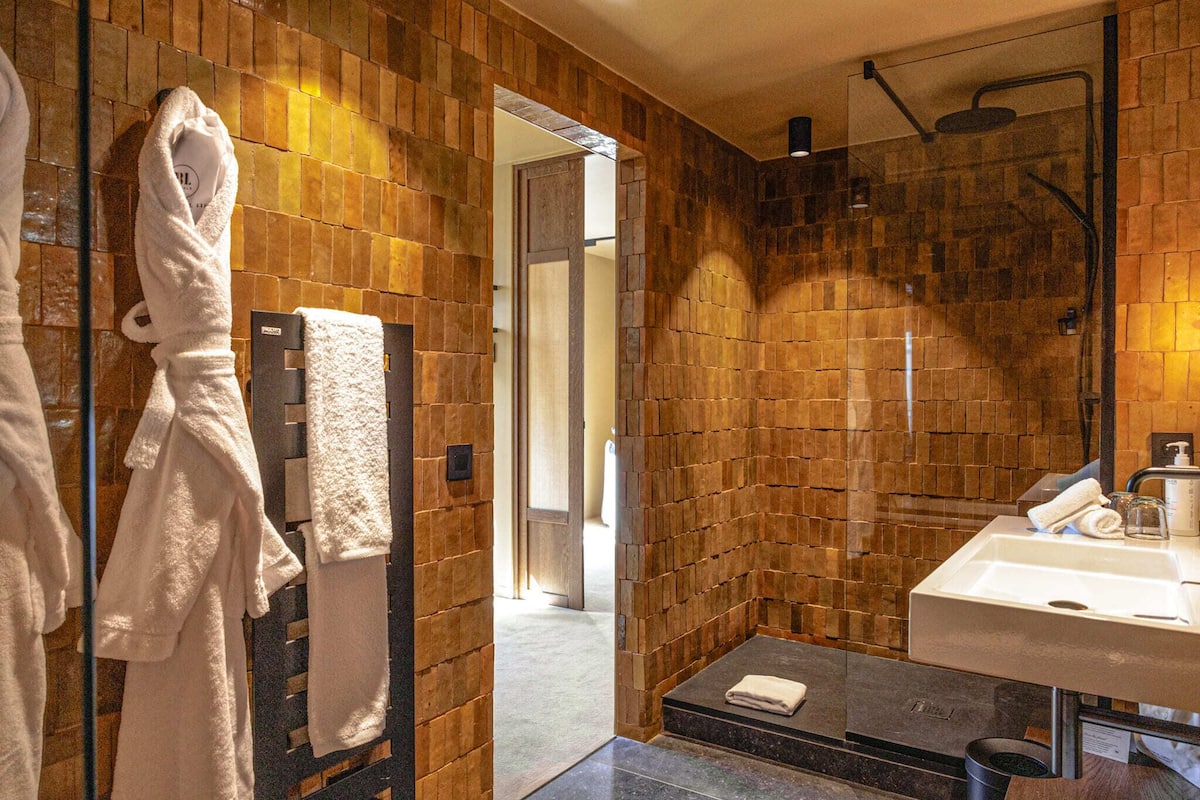 suite impressionniste | bathroom | combined shower/bathtub, deep-soaking bathtub, designer toiletries