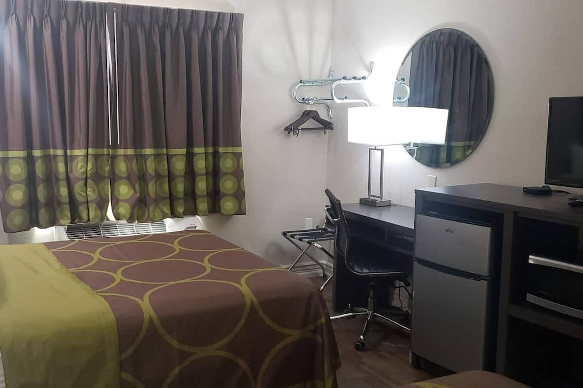 Escritorio, espacio para trabajar con laptop y cortinas blackout