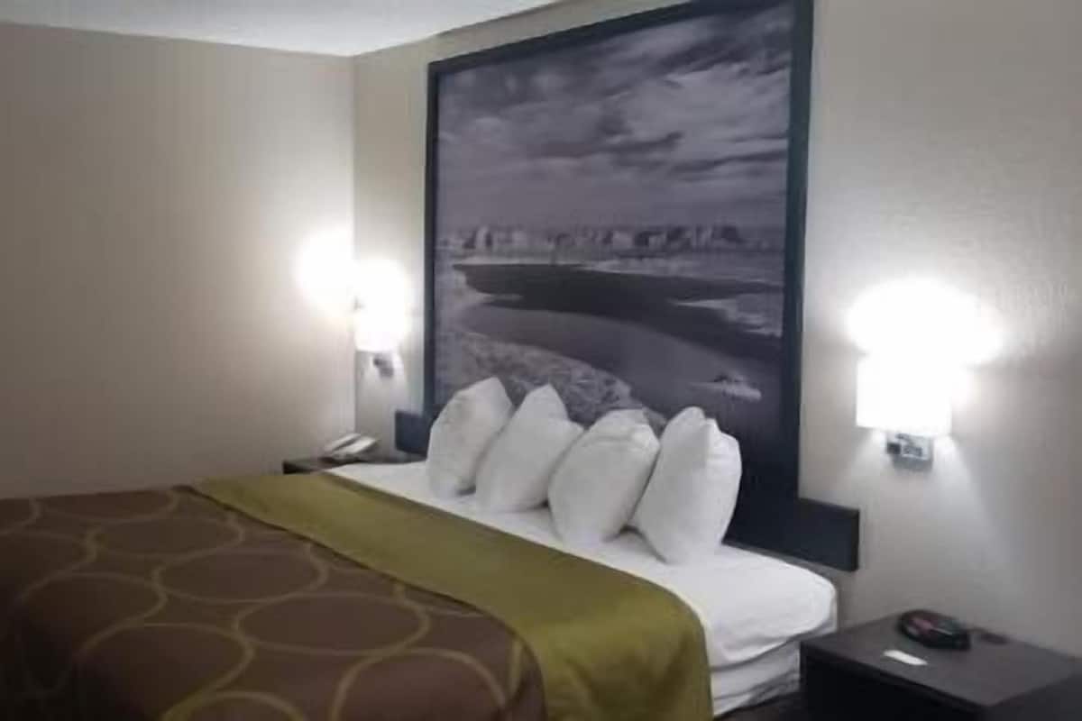 Escritorio, espacio para trabajar con laptop y cortinas blackout