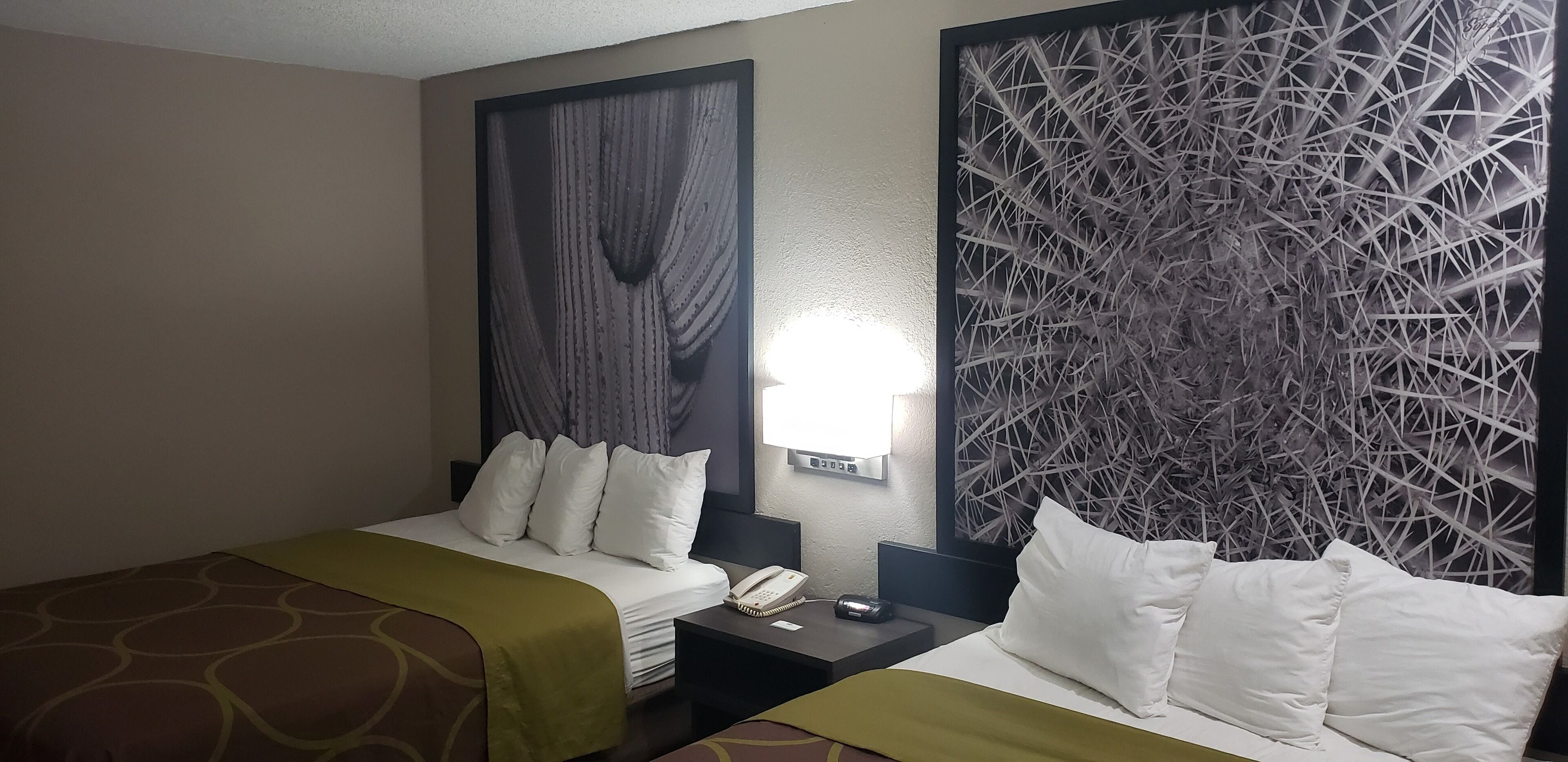 Escritorio, espacio para trabajar con laptop y cortinas blackout 