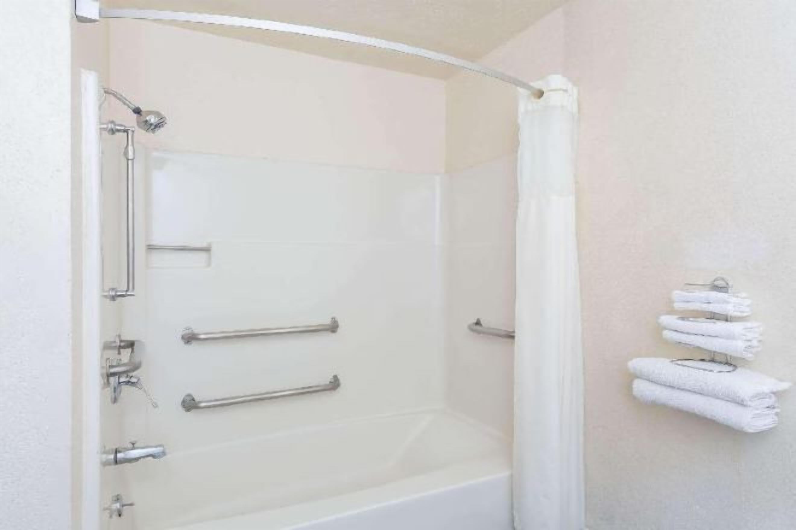 Bathroom | Combined shower/tub, hair dryer, towels