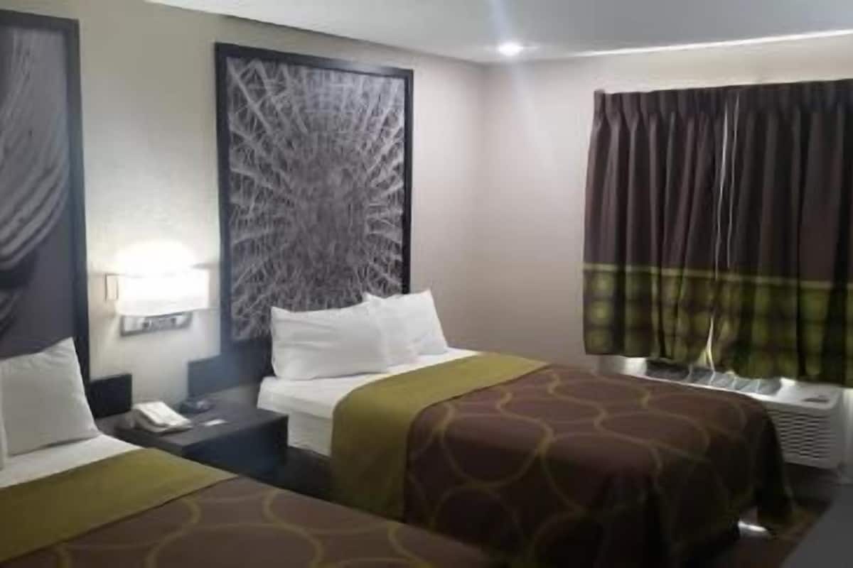 Escritorio, espacio para trabajar con laptop y cortinas blackout