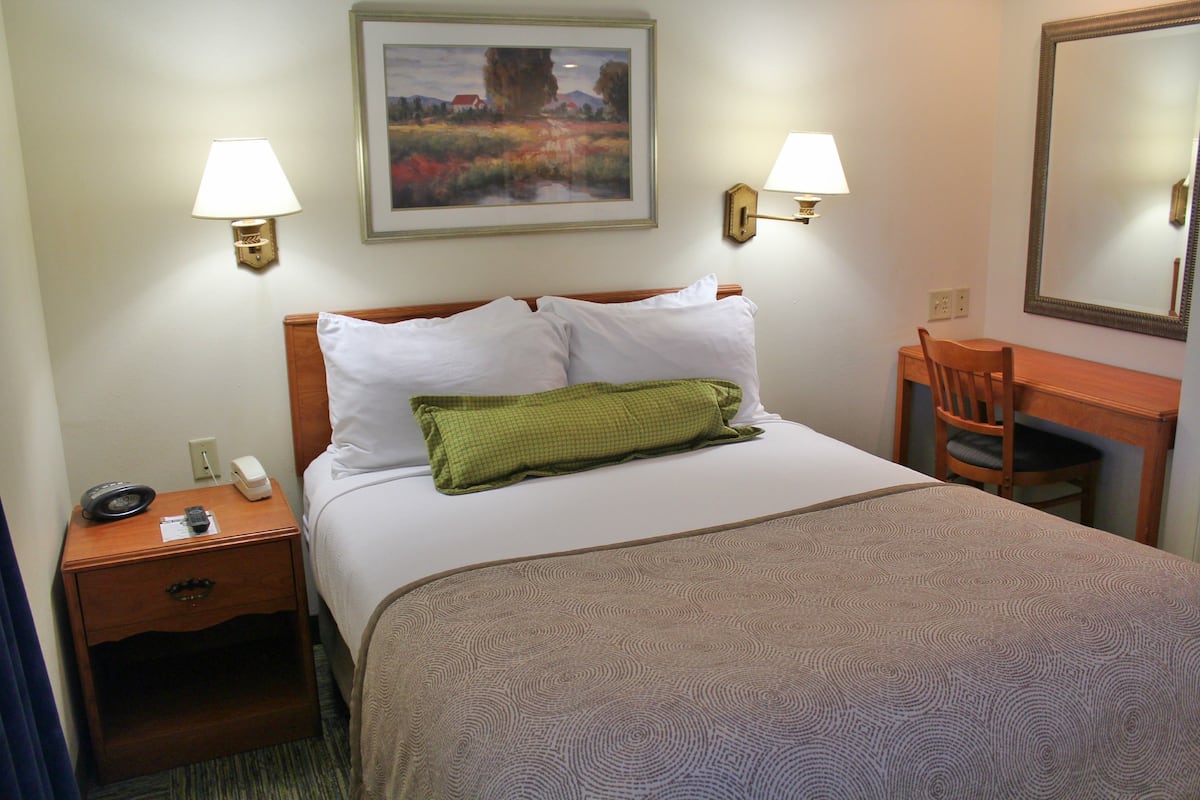 1 bedroom, in-room safe, desk, laptop workspace