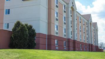 Un hotel de varios pisos con un letrero llamativo de Candlewood Suites.