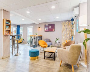 Lobby - KYRIAD DIRECT Tours Sud - Chambray Lès Tours (Chambray-les-Tours)