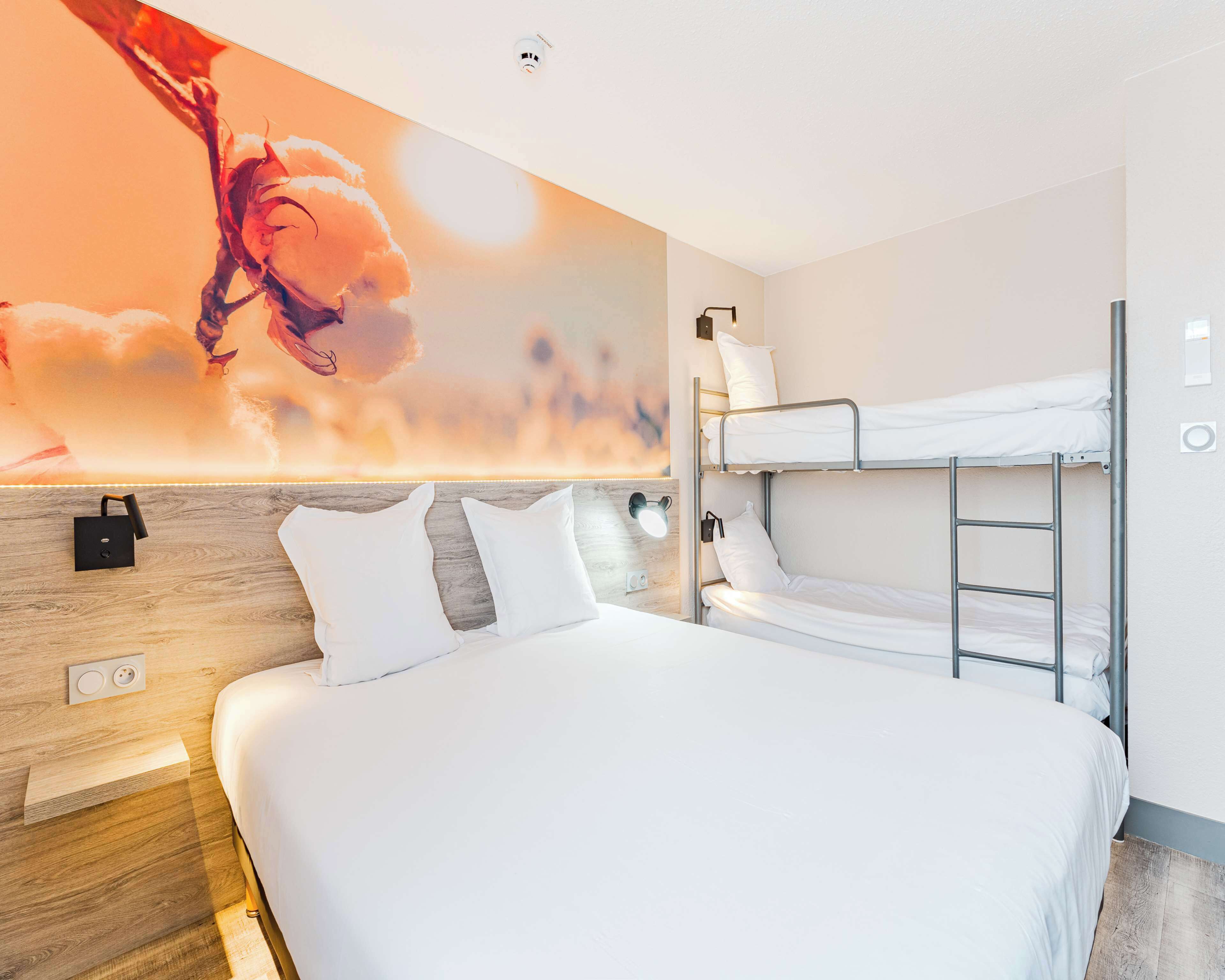 스탠다드룸, 침대(여러 개) | 책상, 암막 커튼, 방음 설비, 다리미/다리미판