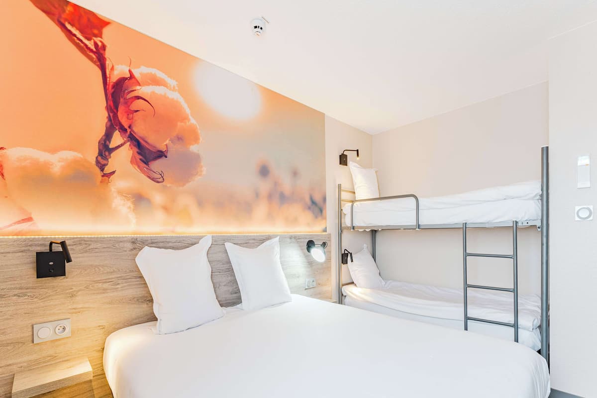 标准房, 多张床 | 办公桌、遮光窗帘、隔音、熨斗/熨板