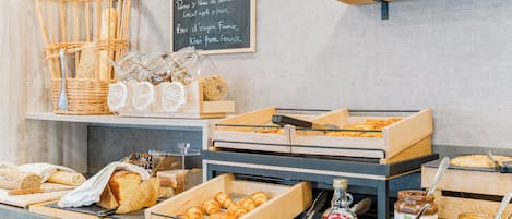 Tägliches Frühstücksbuffet (8.9 EUR pro Person)