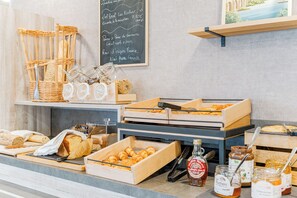 Desayuno buffet (EUR 8.9 por persona) 