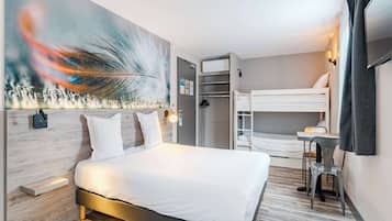 Habitación superior, varias camas | Escritorio, cortinas opacas, sistema de insonorización