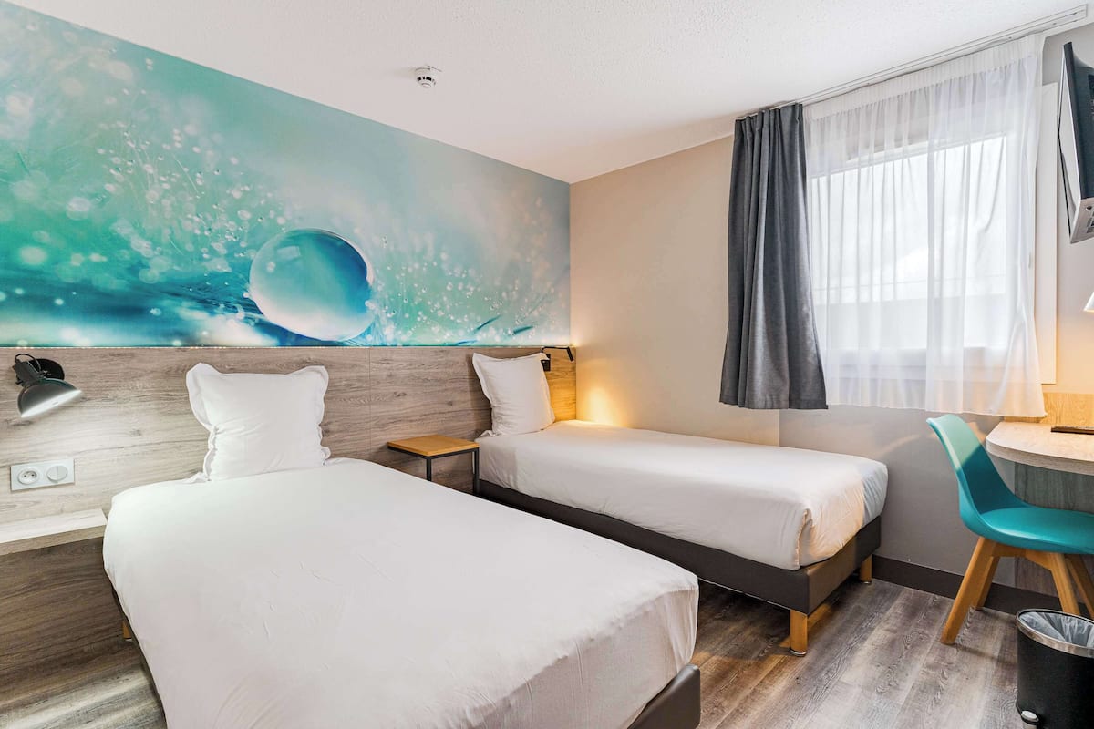 standard room, 2 single beds | desk, blackout curtains, soundproofing, iron/ironing board