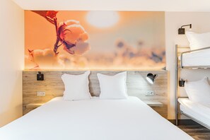 스탠다드룸, 침대(여러 개) | 책상, 암막 커튼, 방음 설비, 다리미/다리미판