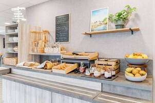 Daily buffet breakfast (EUR 8.9 per person)