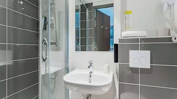 Chuveiro, produtos de toalete biodegradáveis, secador de cabelo