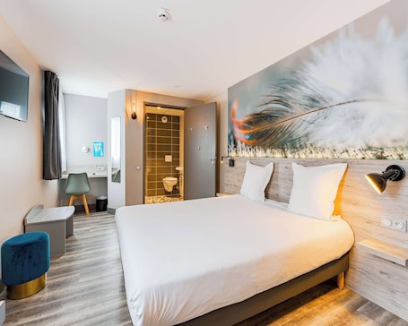 Superior Room, Multiple Beds | Desk, blackout drapes, soundproofing, iron/ironing board. KYRIAD DIRECT Tours Sud - Chambray Lès Tours