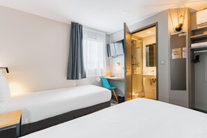 스탠다드룸, 싱글침대 2개 | 책상, 암막 커튼, 방음 설비, 다리미/다리미판