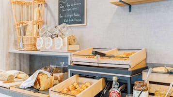 بوفيه فطور يوميًا بتكلفة قدرها (8.9 EUR للشخص)