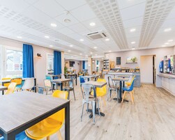 Se ofrece un desayuno bufé todos los días (8.9 EUR por persona)