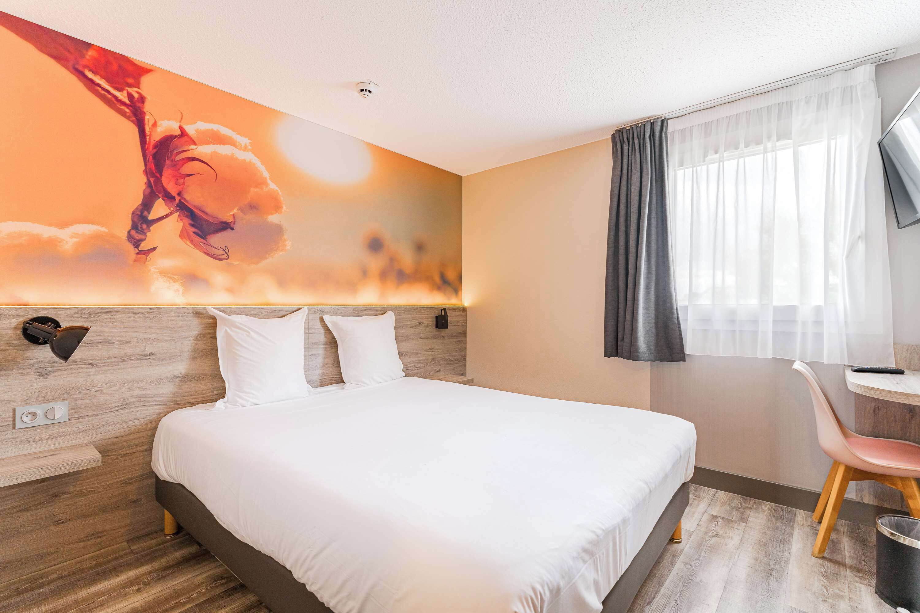 standard room, 1 double bed | desk, blackout curtains, soundproofing, iron/ironing board