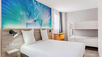 مكتب وستائر تعتيم وتجهيزات عازلة للصوت ومكواة/لوح كي